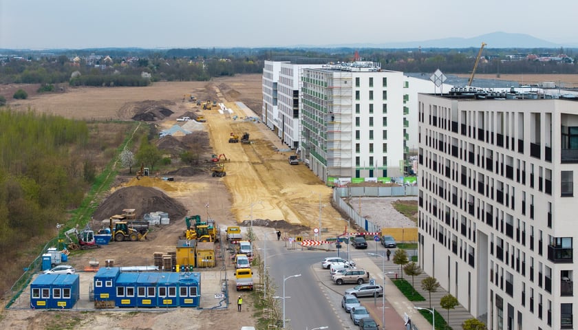 Powiększ obraz: Budowa Alei Architekt&oacute;w na Nowych Żernikach (zdjęcie z kwietnia 2026)