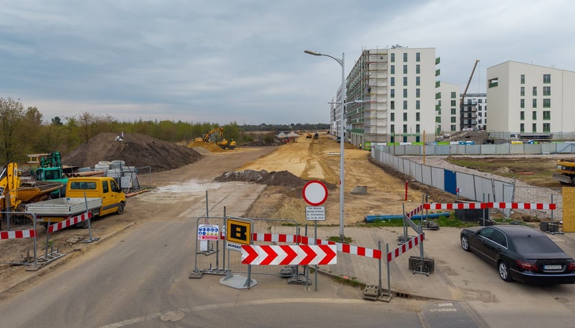 Powiększ obraz: Budowa Alei Architekt&oacute;w na Nowych Żernikach (zdjęcie z kwietnia 2026)