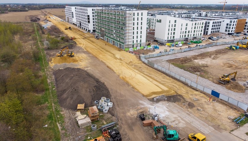 Powiększ obraz: Budowa Alei Architekt&oacute;w na Nowych Żernikach (zdjęcie z kwietnia 2026)