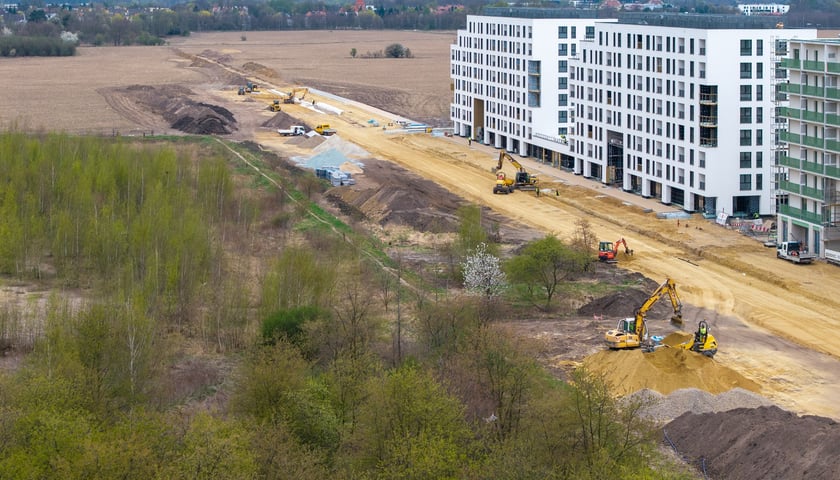 Powiększ obraz: Budowa Alei Architekt&oacute;w na Nowych Żernikach (zdjęcie z kwietnia 2026)