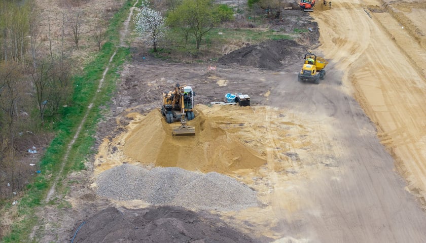 Powiększ obraz: Budowa Alei Architekt&oacute;w na Nowych Żernikach (zdjęcie z kwietnia 2026)