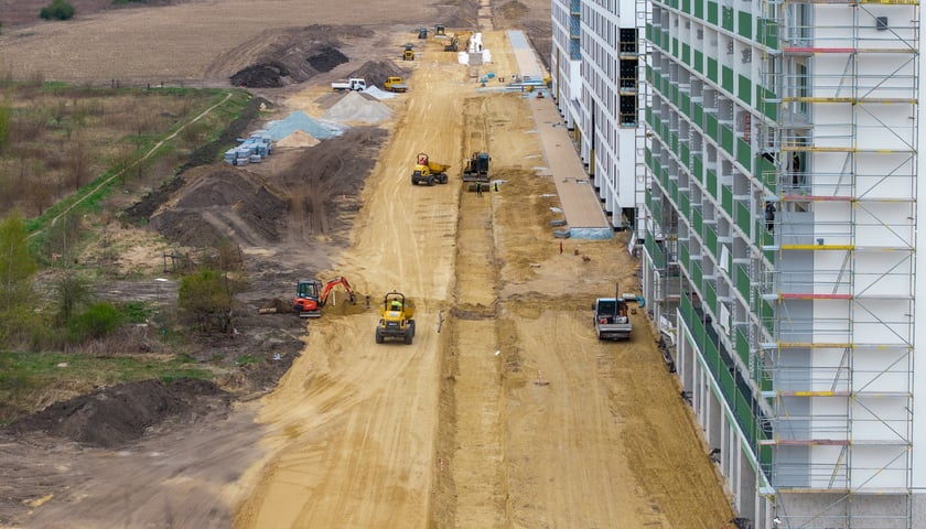 Powiększ obraz: Budowa Alei Architekt&oacute;w na Nowych Żernikach (zdjęcie z kwietnia 2026)
