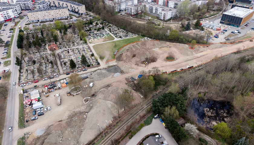 Powiększ obraz: Budowa tramwaju na Swojczyce. W tym miejscu powstanie pętla i duży parking P+R