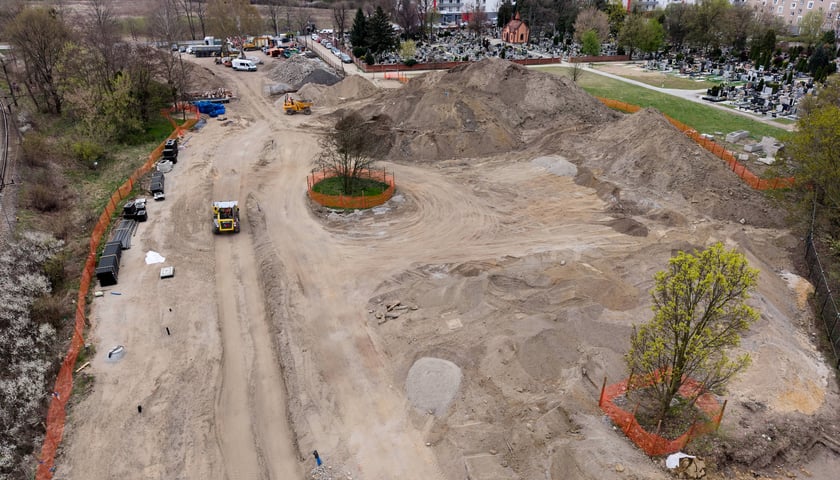 Powiększ obraz: Budowa tramwaju na Swojczyce. W tym miejscu powstanie pętla i duży parking P+R
