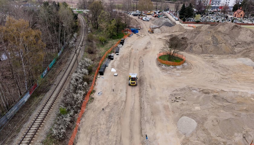 Powiększ obraz: Budowa tramwaju na Swojczyce. W tym miejscu powstanie pętla i duży parking P+R