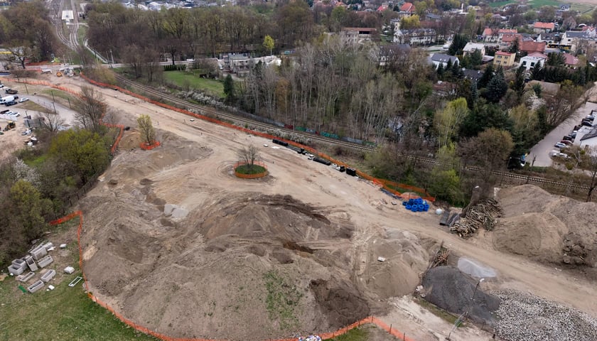Powiększ obraz: Budowa tramwaju na Swojczyce. W tym miejscu powstanie pętla i duży parking P+R