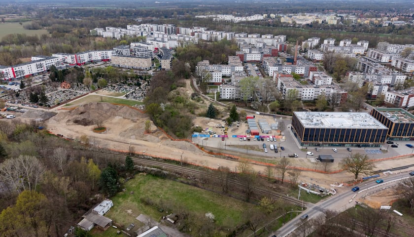 Powiększ obraz: Budowa tramwaju na Swojczyce. W tym miejscu powstanie pętla i duży parking P+R