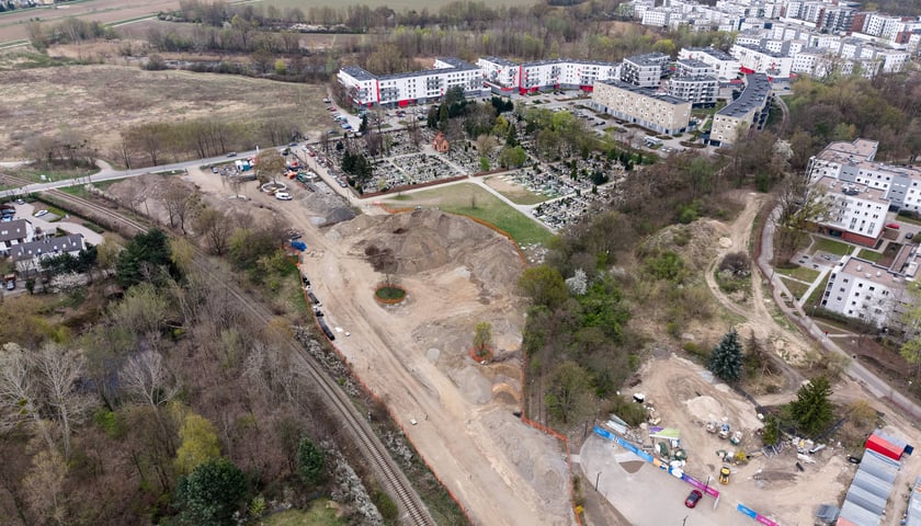 Powiększ obraz: Budowa tramwaju na Swojczyce. W tym miejscu powstanie pętla i duży parking P+R