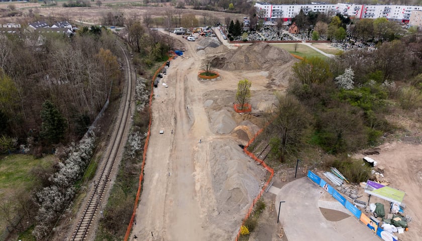 Powiększ obraz: Budowa tramwaju na Swojczyce. W tym miejscu powstanie pętla i duży parking P+R