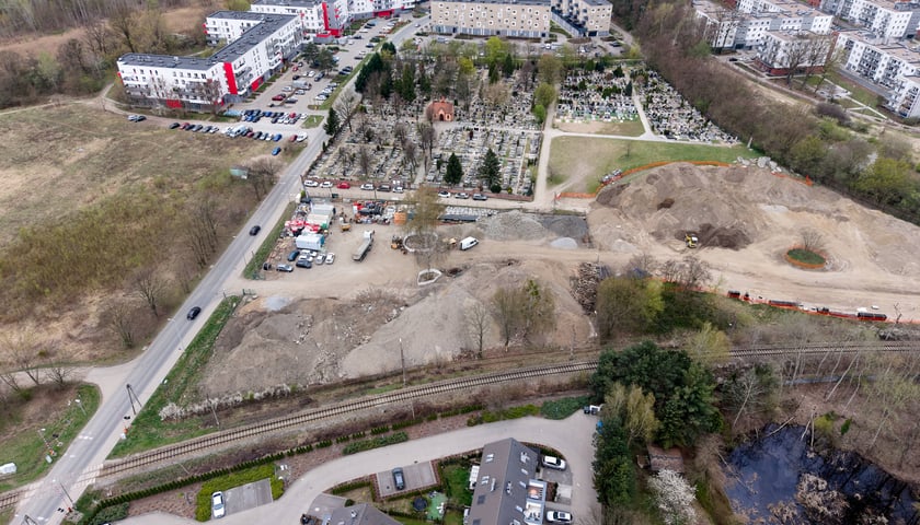 Powiększ obraz: Budowa tramwaju na Swojczyce. W tym miejscu powstanie pętla i duży parking P+R