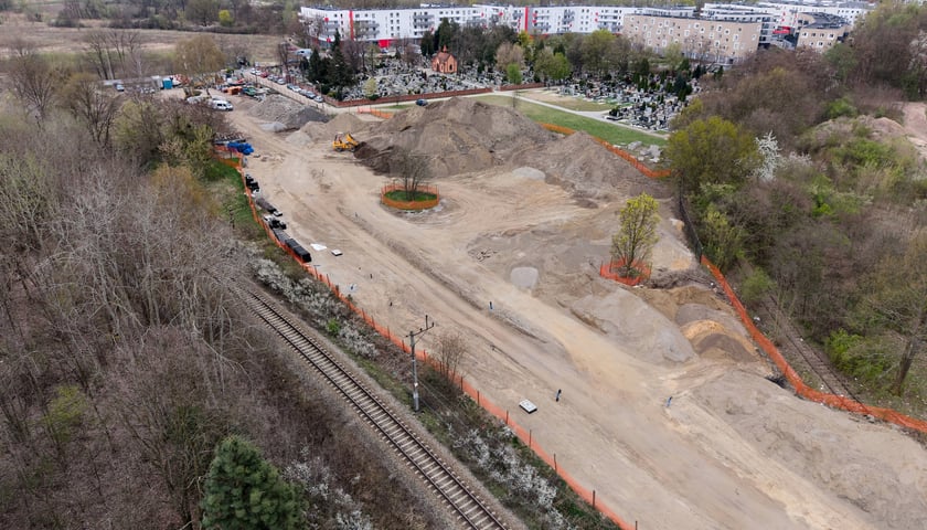 Powiększ obraz: Budowa tramwaju na Swojczyce. W tym miejscu powstanie pętla i duży parking P+R