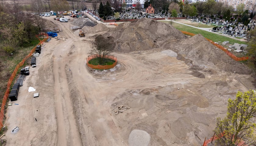 Powiększ obraz: Budowa tramwaju na Swojczyce. W tym miejscu powstanie pętla i duży parking P+R