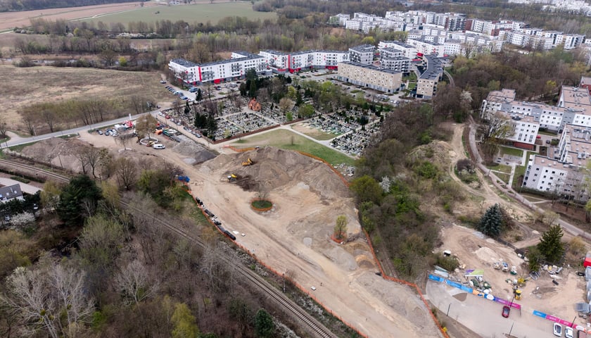 Powiększ obraz: Budowa tramwaju na Swojczyce. W tym miejscu powstanie pętla i duży parking P+R