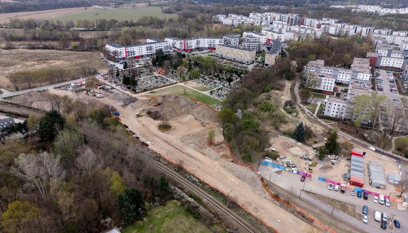 Powiększ obraz: Budowa tramwaju na Swojczyce. W tym miejscu powstanie pętla i duży parking P+R