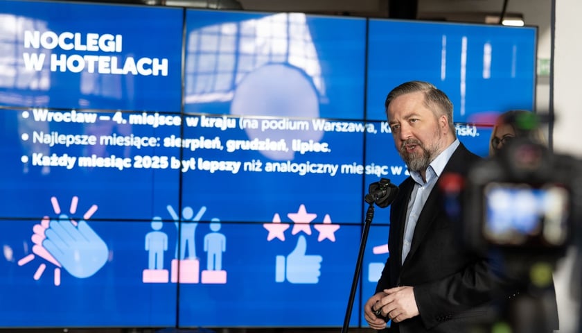 Powiększ obraz: Konferencja zapowiedź sezonu turystycznego 2026. Radosław Michalski, dyrektor Departamentu Marki Miasta Urzędu Miejskiego Wrocławia