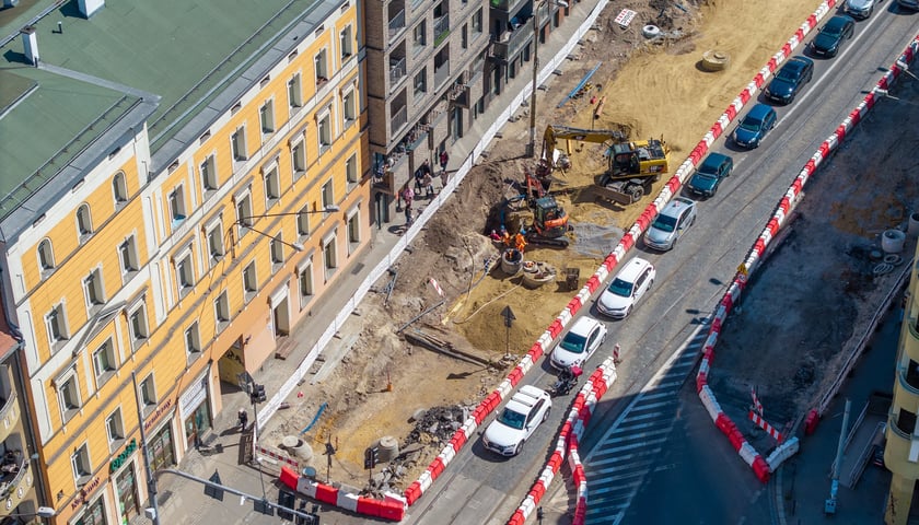 Powiększ obraz: Budowa węzła Drobnera-Dubois. Zdjęcie z 22 kwietnia 2026. Spojrzenie na ulicę Dubois&nbsp;