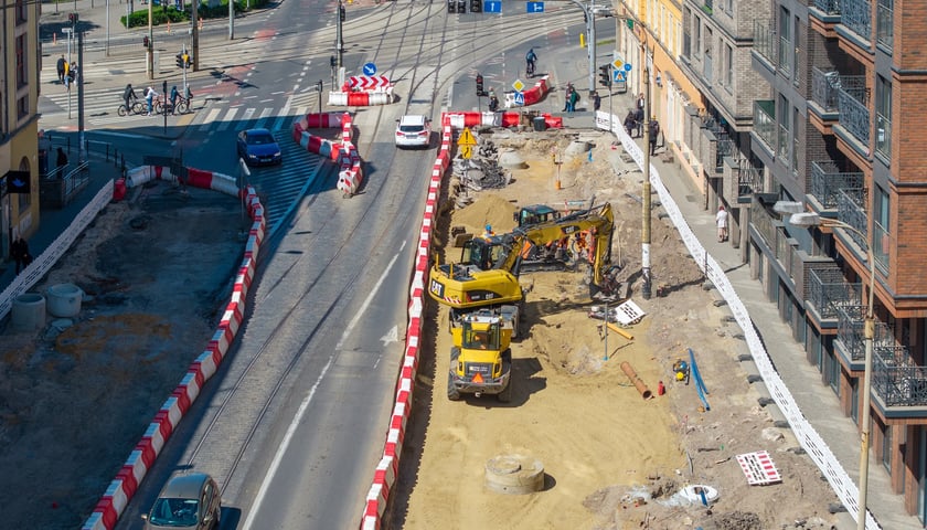 Powiększ obraz: Budowa węzła Drobnera-Dubois. Zdjęcie z 22 kwietnia 2026. Spojrzenie na ulicę Dubois&nbsp;