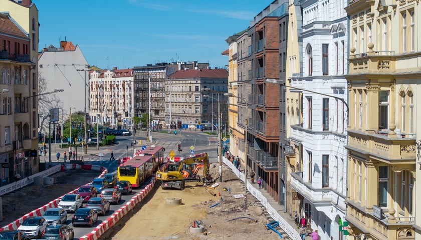 Powiększ obraz: Budowa węzła Drobnera-Dubois. Zdjęcie z 22 kwietnia 2026. Spojrzenie na ulicę Dubois&nbsp;