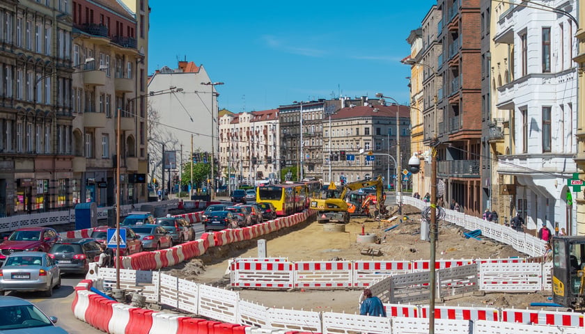 Powiększ obraz: Budowa węzła Drobnera-Dubois. Zdjęcie z 22 kwietnia 2026. Spojrzenie na ulicę Dubois&nbsp;
