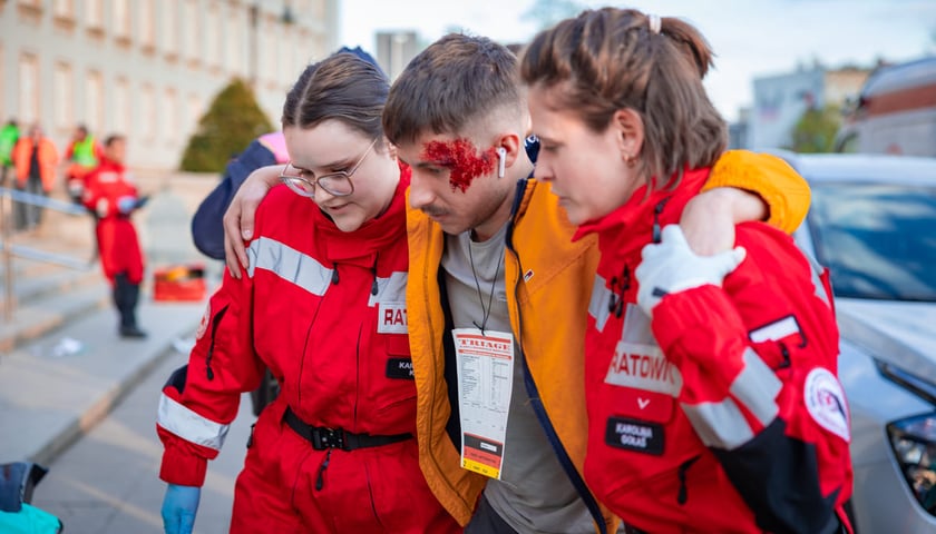 Powiększ obraz: Ćwiczenia służb i wojska OLEK 2026 we Wrocławiu, 22.04.2026.
Obrażenia niekt&oacute;rych os&oacute;b na zdjęciach to oczywiście charakteryzacja. W rzeczywistości w trakcie ćwiczeń nikt nie ucierpiał.&nbsp;