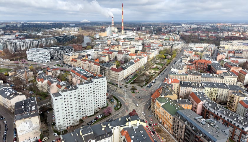 Powiększ obraz: Panorama Nadodrza we Wrocławiu widziana z drona / zdjęcie ilustracyjne