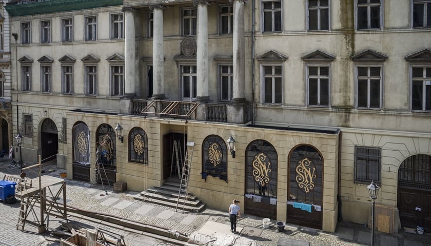 Powiększ obraz: Ulica Szajnochy we Wrocławiu podczas kręcenia zdjęć do 