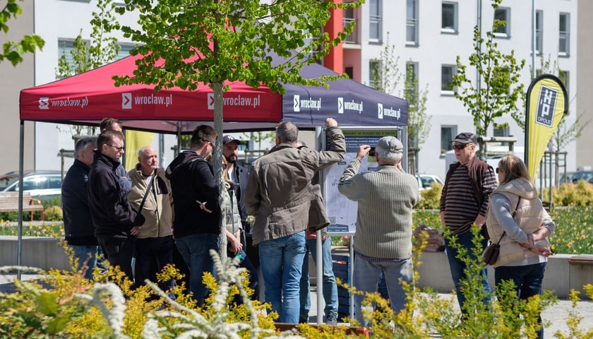 Powiększ obraz: Spotkanie urzędnik&oacute;w i mieszkańc&oacute;w w sobotę 25 kwietnia na Brochowie dotyczące zmian w organizacji ruchu i komunikacji na Brochowie