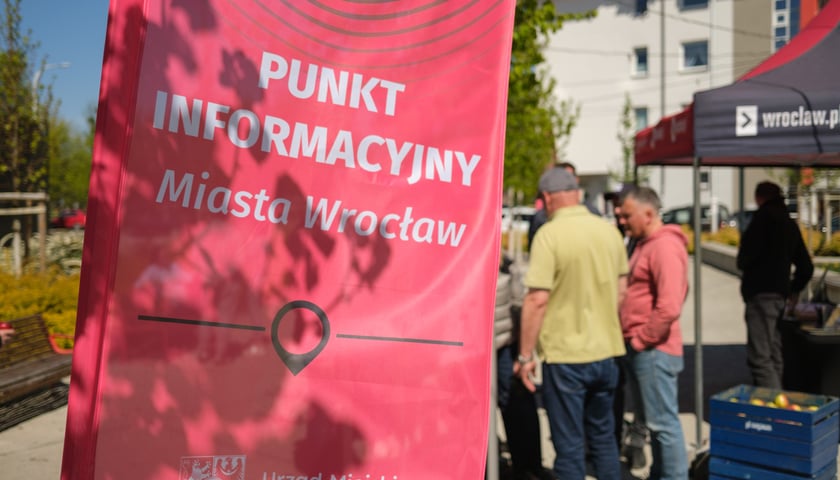 Powiększ obraz: Spotkanie urzędnik&oacute;w i mieszkańc&oacute;w w sobotę 25 kwietnia na Brochowie dotyczące zmian w organizacji ruchu i komunikacji na Brochowie