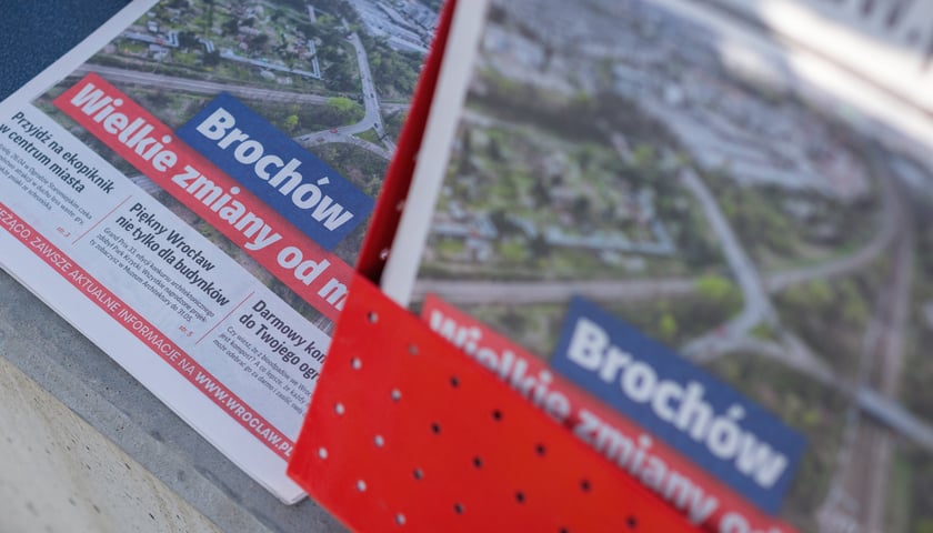 Powiększ obraz: <p>Spotkanie urzędnik&oacute;w i mieszkańc&oacute;w w sobotę 25 kwietnia na Brochowie dotyczące zmian w organizacji ruchu i komunikacji na Brochowie</p>