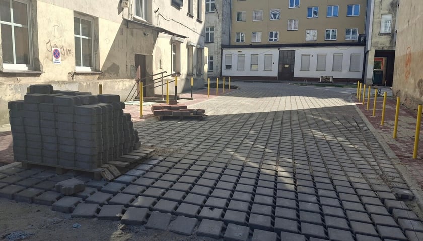 Powiększ obraz: <p>remont podw&oacute;rka na Gajowicach</p>