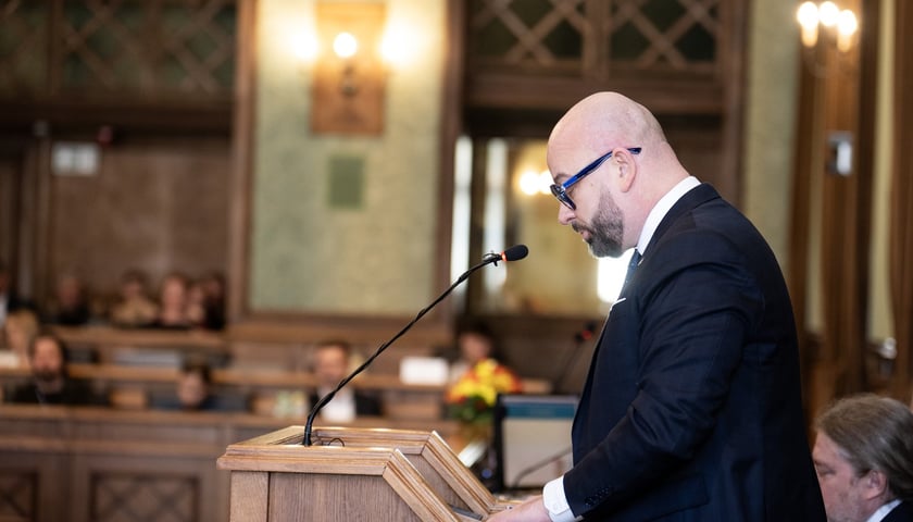 Powiększ obraz: <p class="MsoNormal">Jacek Sutryk podsumował minione 12 miesięcy, a Rada Miejska udzieliła prezydentowi Wrocławia absolutorium</p>