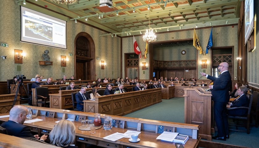 Powiększ obraz: <p class="MsoNormal">Jacek Sutryk podsumował minione 12 miesięcy, a Rada Miejska udzieliła prezydentowi Wrocławia absolutorium</p>