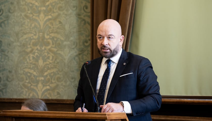 Powiększ obraz: <p class="MsoNormal">Jacek Sutryk podsumował minione 12 miesięcy, a Rada Miejska udzieliła prezydentowi Wrocławia absolutorium</p>
