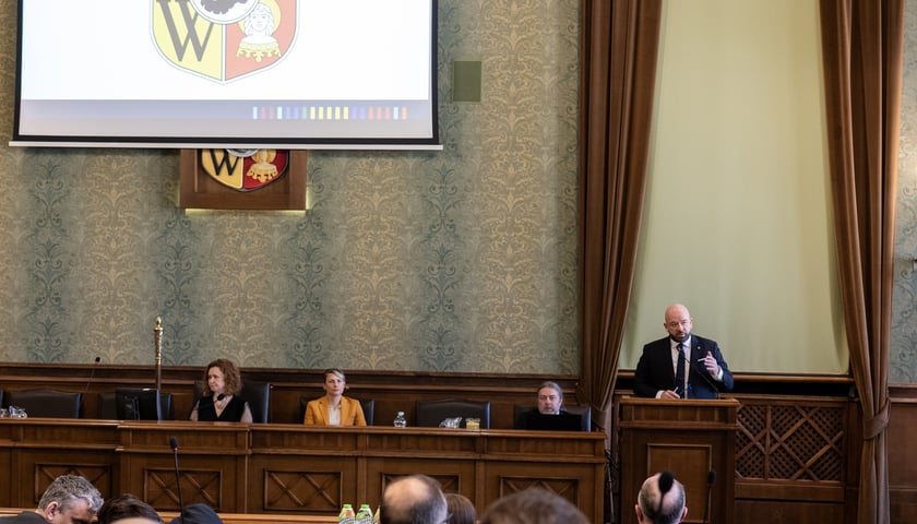 Powiększ obraz: <p class="MsoNormal">Jacek Sutryk podsumował minione 12 miesięcy, a Rada Miejska udzieliła prezydentowi Wrocławia absolutorium</p>