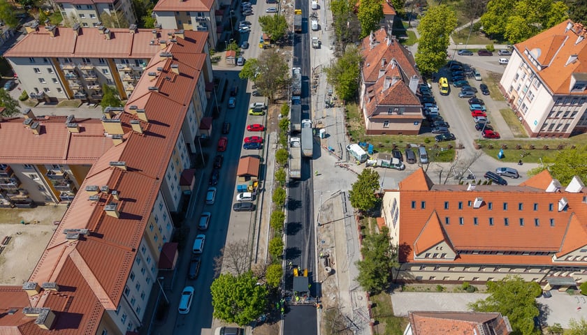 Powiększ obraz: Układanie ostatniej warstwy masy bitumicznej na ulicy Koszarowej. Zdjęcie z 29 kwietnia