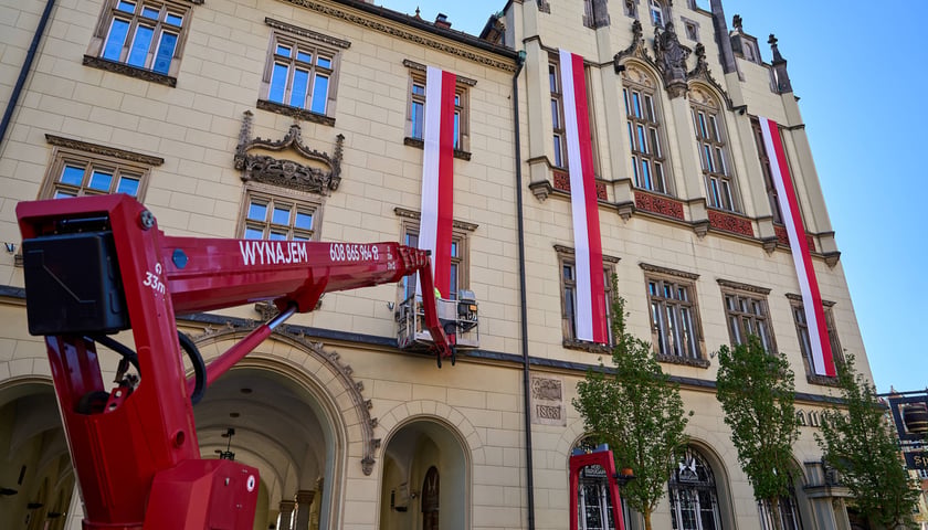 Montaż biało-czerwonej flagi na Ratuszu we Wrocławiu