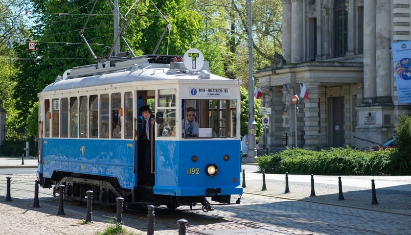 Powiększ obraz: Zabytkowy tramwaj wyjechał na ulice Wrocławia - 1.05.2026 r.