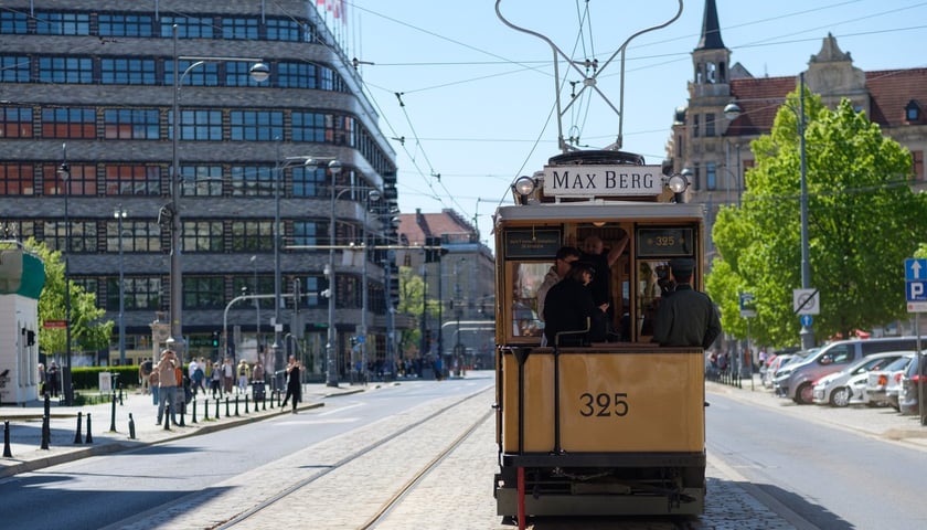 Powiększ obraz: Zabytkowy tramwaj wyjechał na ulice Wrocławia - 1.05.2026 r.