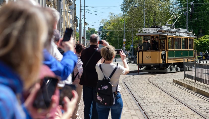 Powiększ obraz: Zabytkowy tramwaj wyjechał na ulice Wrocławia - 1.05.2026 r.