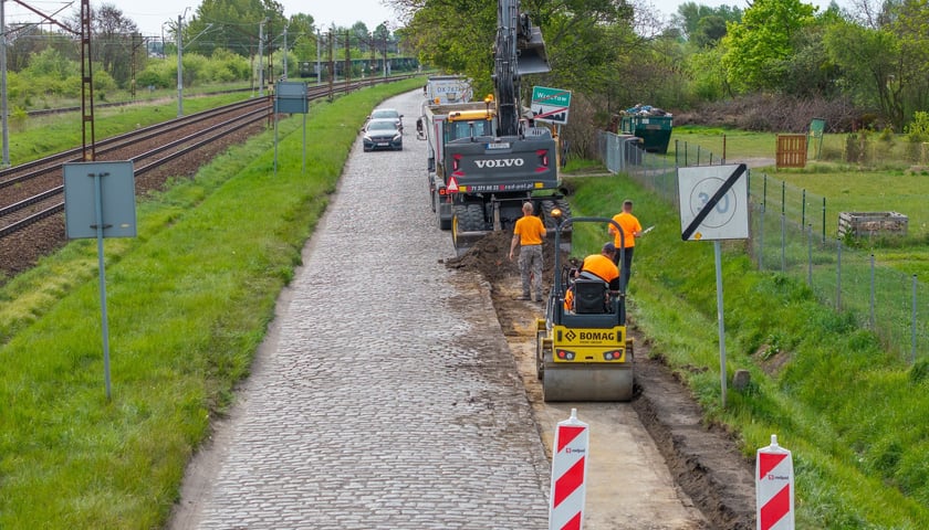 Powiększ obraz: Prace przy poszerzaniu ulicy Mościckiego (zdjęcie z 4 maja)