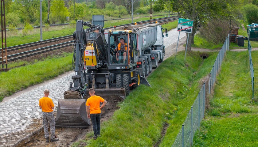 Powiększ obraz: Prace przy poszerzaniu ulicy Mościckiego (zdjęcie z 4 maja)