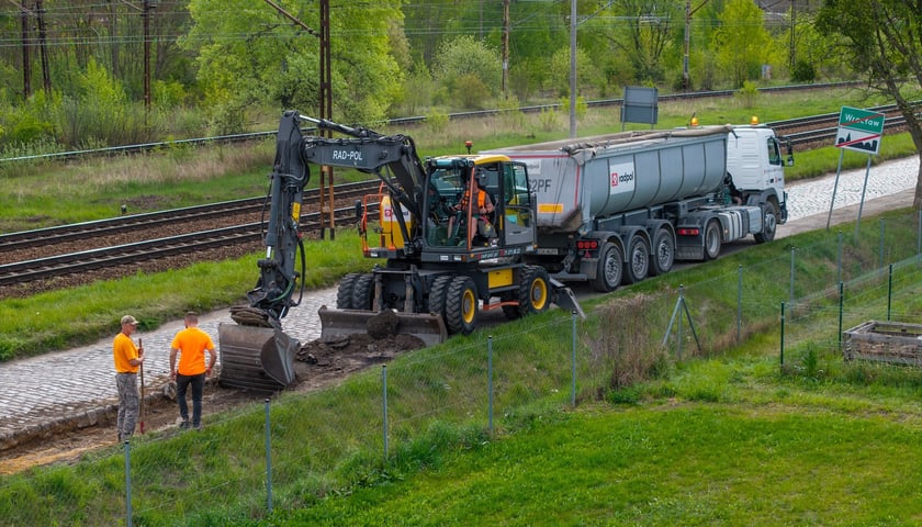 Powiększ obraz: Prace przy poszerzaniu ulicy Mościckiego (zdjęcie z 4 maja)