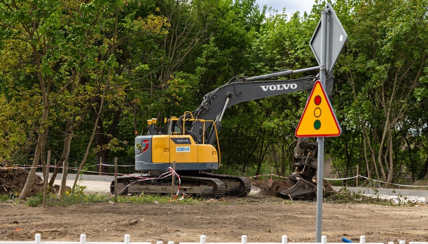 Powiększ obraz: Oporów. Trwa przebudowa skrzyżowania Wiejskiej z Mokronoską i Awicenny. Zdjęcie przedstawia zaawansowanie prac na dzień 6 maja 2026