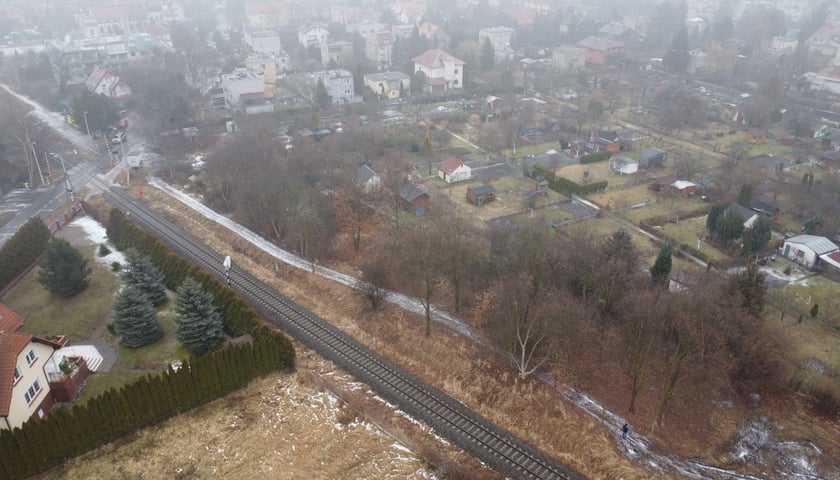 Powiększ obraz: Widok z lotu ptaka na teren przy torach kolejowych w rejonie ulic Radłowej i Grota-Roweckiego, gdzie zostanie zbudowana trasa pieszo-rowerowa.