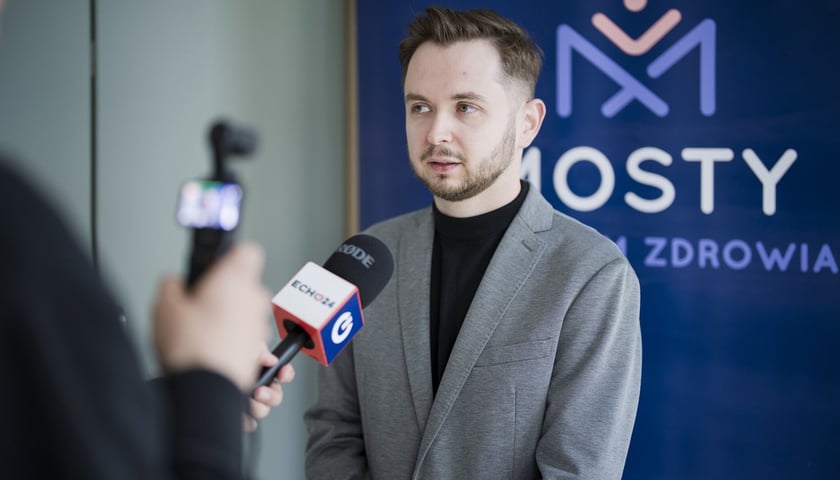 Powiększ obraz: Konferencja prasowa przedstawiająca projekt "Wsparcie nie tylko na starcie", która odbyła się w siedzibie Fundacji ZOBACZ MNIE 12 maja 2026 roku