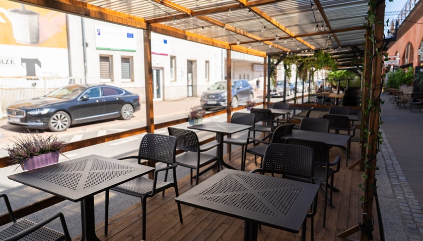Powiększ obraz: Ogródek restauracji Kotlet Schabowy 2.0 pod Nasypem.