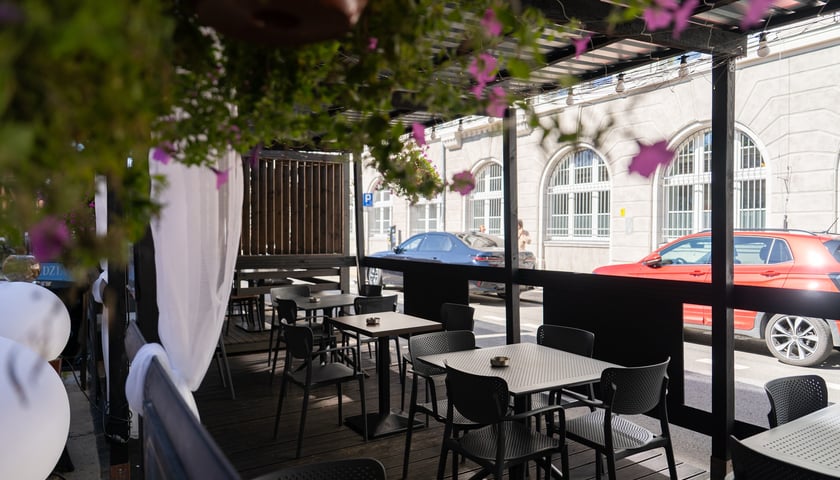 Powiększ obraz: Ogródek wrocławskiej restauracji Miedziana.