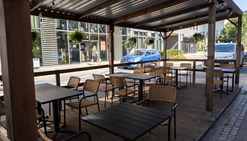 Powiększ obraz: Ogródek piwny Garage Pubu we Wrocławiu.