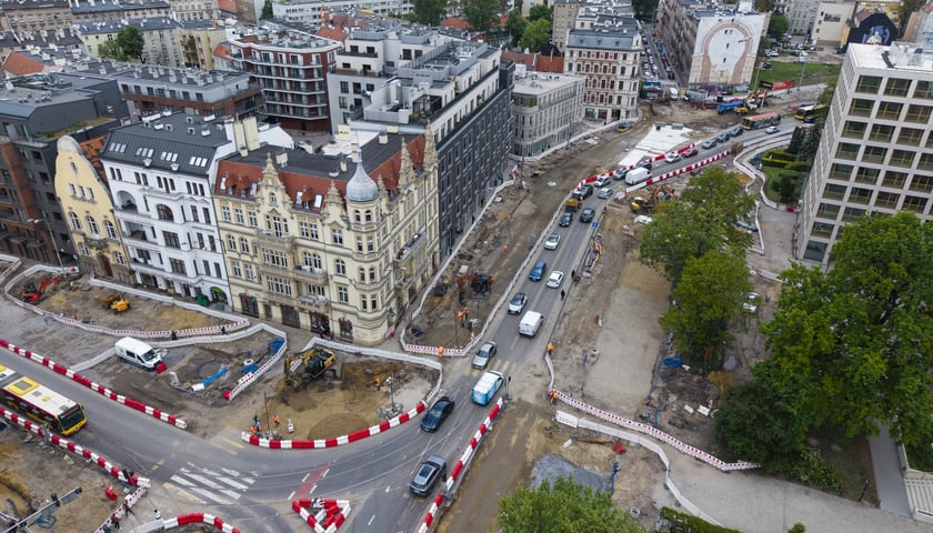Powiększ obraz: Podczas budowy węzła przesiadkowego Drobnera-Dubois powstaje widoczna na zdjęciu podbudowa pod torowisko (jasna betonowa powierzchnia). W tym miejscu tory biegnące ulicą Drobnera będą się rozgałęziać w kierunku ulicy Łokietka