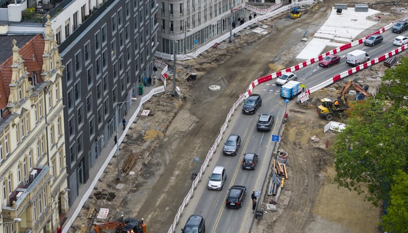 Powiększ obraz: Podczas budowy węzła przesiadkowego Drobnera-Dubois powstaje widoczna na zdjęciu podbudowa pod torowisko (jasna betonowa powierzchnia). W tym miejscu tory biegnące ulicą Drobnera będą się rozgałęziać w kierunku ulicy Łokietka